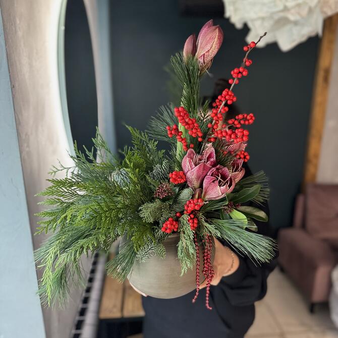 Новогодняя композиция с амариллисами в вазе