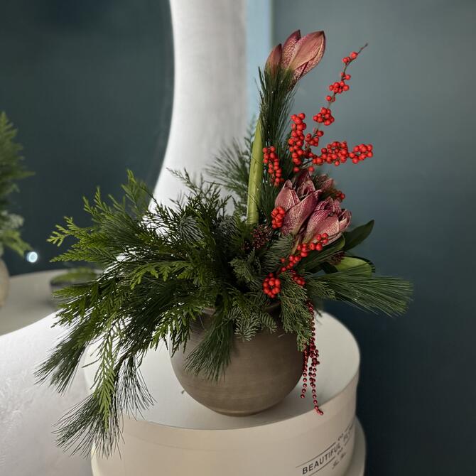 Новогодняя композиция с амариллисами в вазе