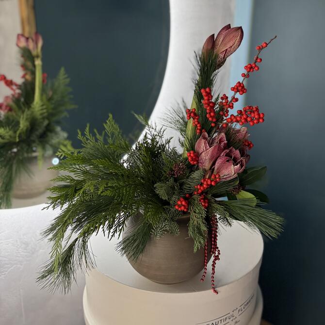 Новогодняя композиция с амариллисами в вазе