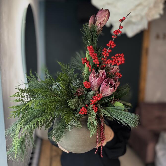 Новогодняя композиция с амариллисами в вазе