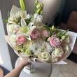 Букет с лилией и белыми розами