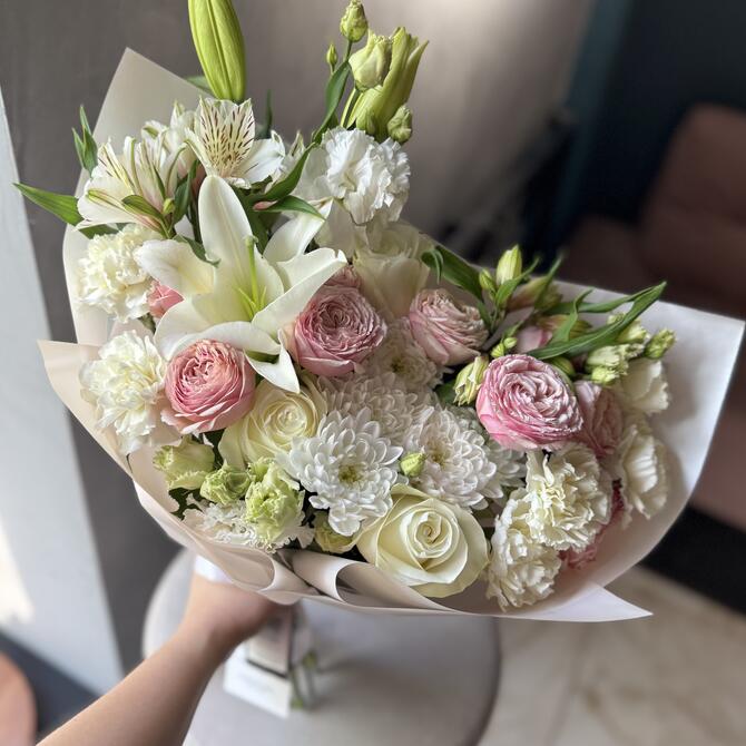 Букет с лилией и белыми розами