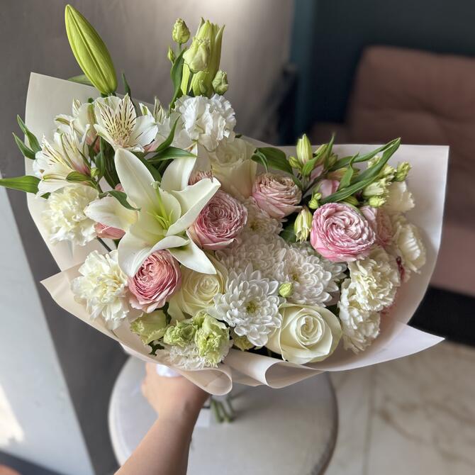 Букет с лилией и белыми розами