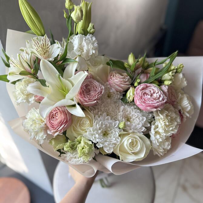 Букет с лилией и белыми розами