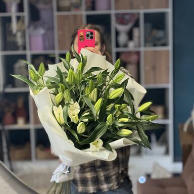 Букет 9 белоснежных лилий 