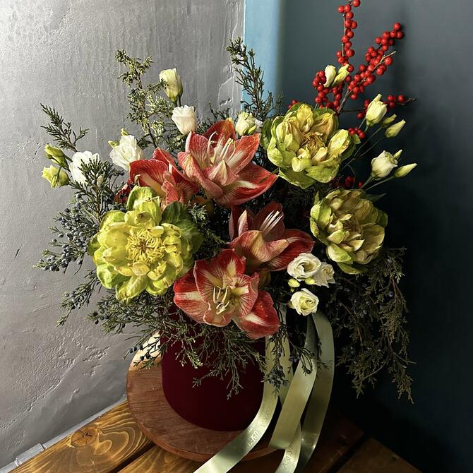 Композиция в коробке «Winter Glow Floral»