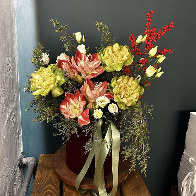 Композиция в коробке «Winter Glow Floral»