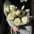 Лилии и белые розы “Proud”