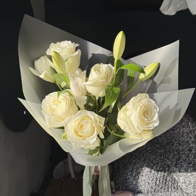 Лилии и белые розы “Proud”