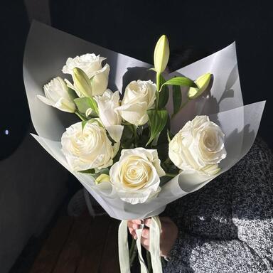 Лилии и белые розы “Proud”