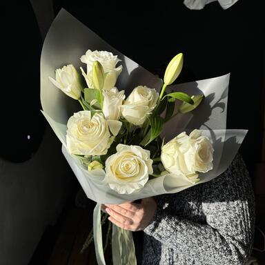 Лилии и белые розы “Proud”