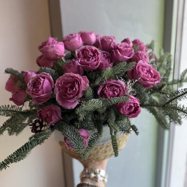 Розы и нобилис в плетеной корзине 