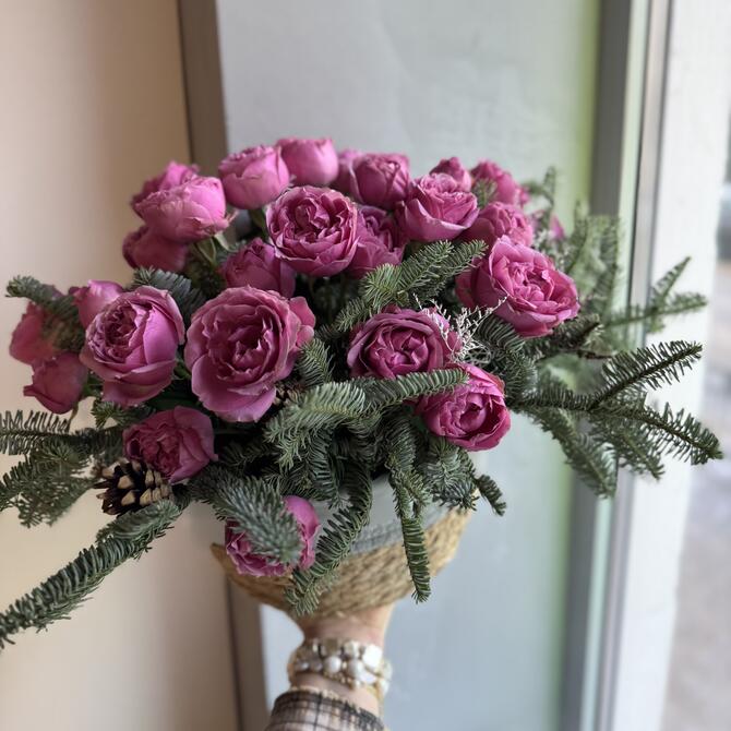 Розы и нобилис в плетеной корзине 