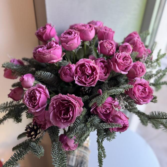 Розы и нобилис в плетеной корзине 