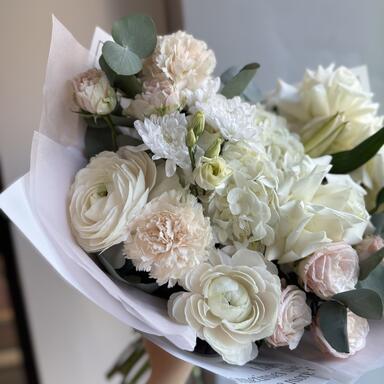 Букет «Pandora» с ранункулюсами и французскими розами 