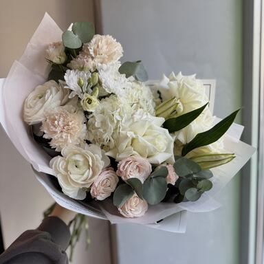 Букет «Pandora» с ранункулюсами и французскими розами 