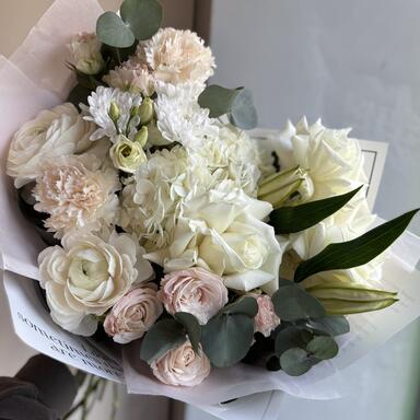 Букет «Pandora» с ранункулюсами и французскими розами 