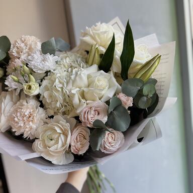 Букет «Pandora» с ранункулюсами и французскими розами 