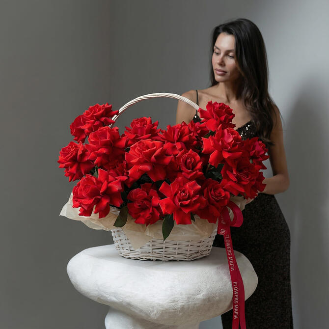 Французские розы «Nina» в корзине 25шт