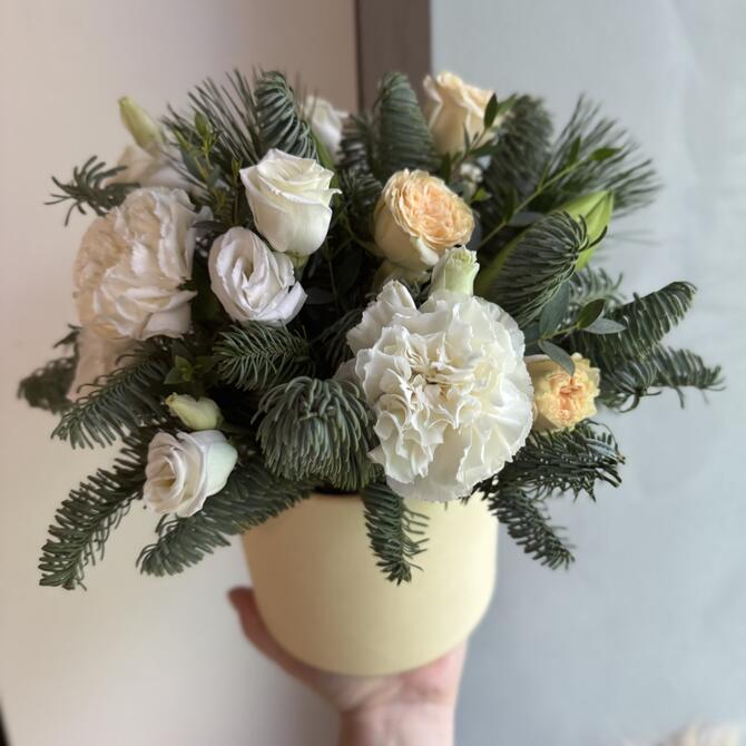 Нежная зимняя композиция в коробке 