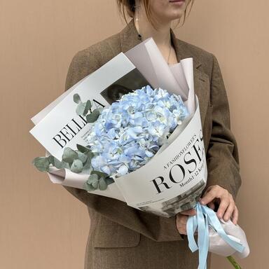  Монобукет из голубой гортензии с эвкалиптом 