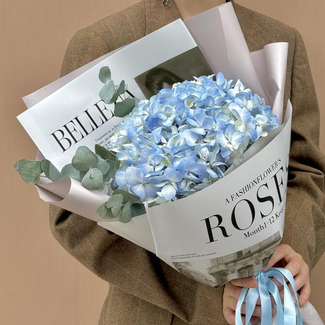  Монобукет из голубой гортензии с эвкалиптом 