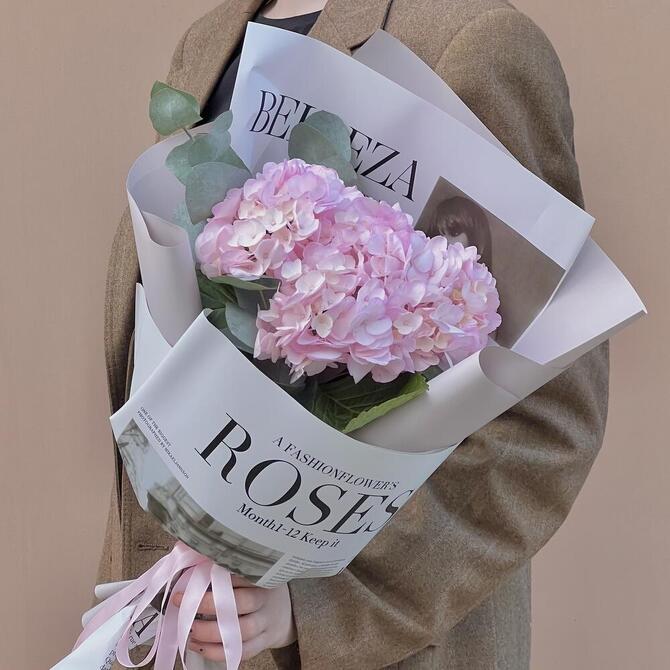 Монобукет из розовой гортензии с эвкалиптом