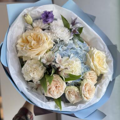 Нежный букет с голубой гортензией 