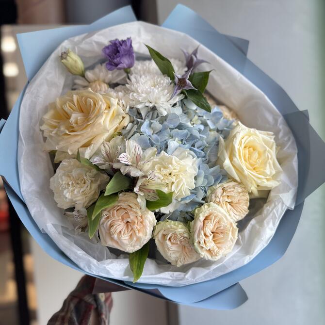 Нежный букет с голубой гортензией 