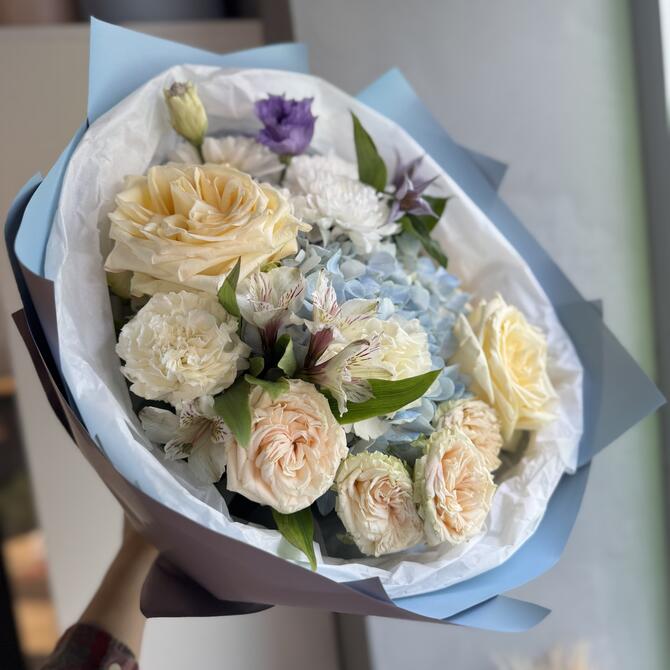 Нежный букет с голубой гортензией 