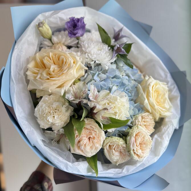 Нежный букет с голубой гортензией 