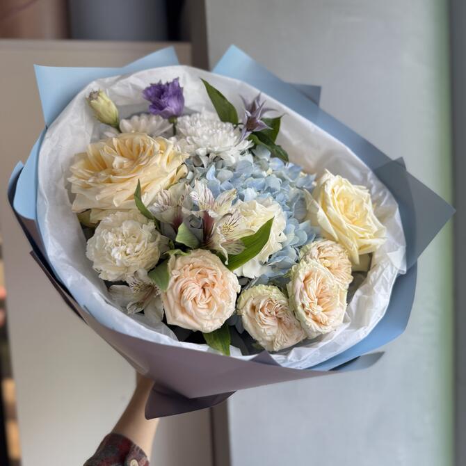 Нежный букет с голубой гортензией 