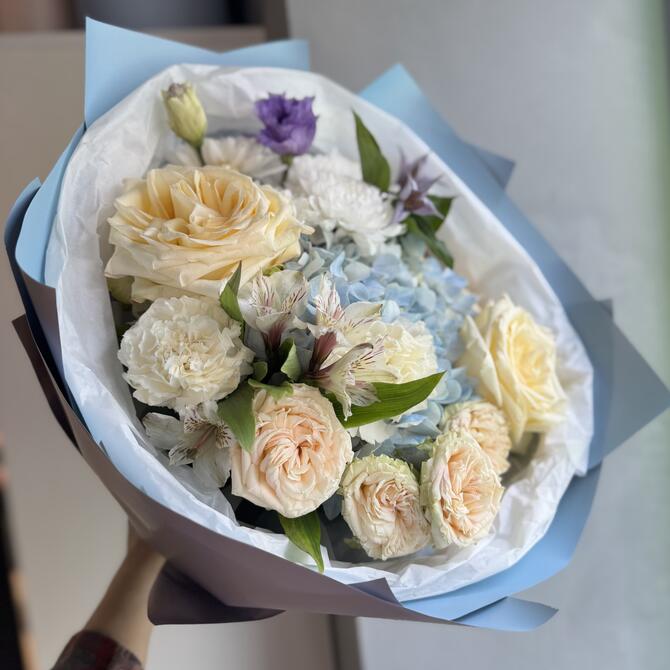 Нежный букет с голубой гортензией 