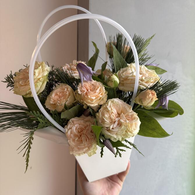 Кремовые розы в сумочке 