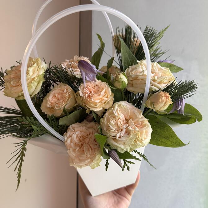 Кремовые розы в сумочке 