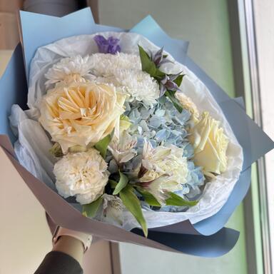 Нежный букет с голубой гортензией «Lily» 