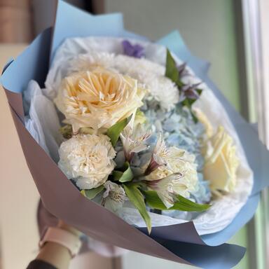 Нежный букет с голубой гортензией «Lily» 