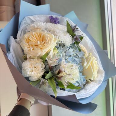 Нежный букет с голубой гортензией «Lily» 