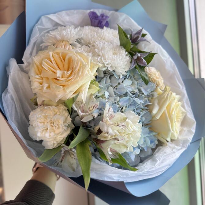 Нежный букет с голубой гортензией «Lily» 