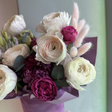 Композиция в коробке с ранункулюсами «Berry»