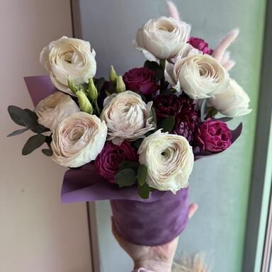 Композиция в коробке с ранункулюсами «Berry»