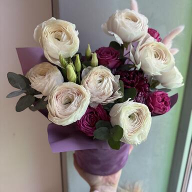 Композиция в коробке с ранункулюсами «Berry»