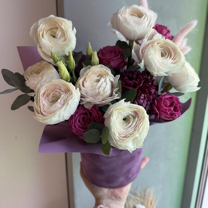 Композиция в коробке с ранункулюсами «Berry»