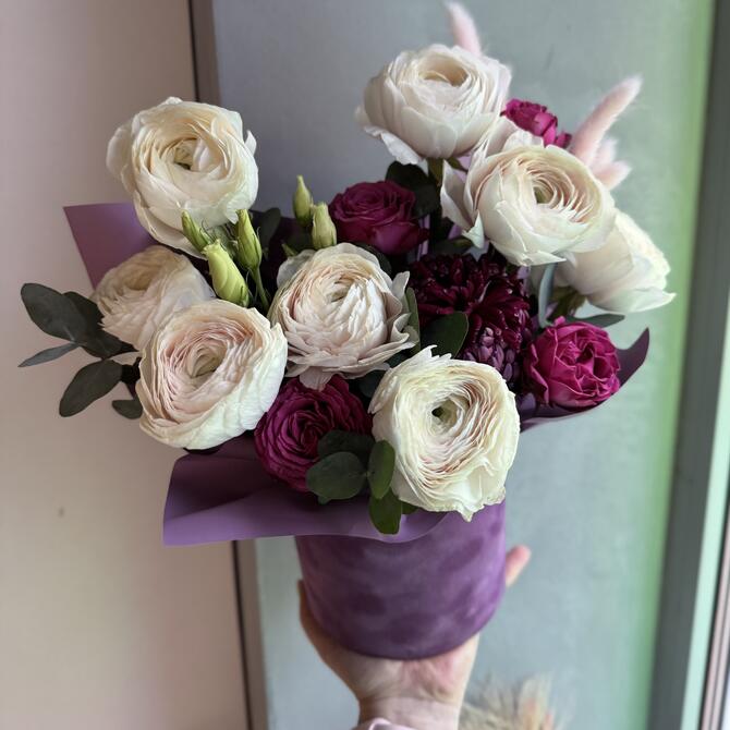 Композиция в коробке с ранункулюсами «Berry»