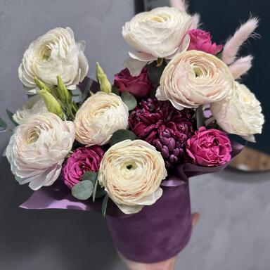 Композиция с ранункулюсами в бархатной коробке 