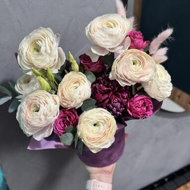 Композиция с ранункулюсами в бархатной коробке 