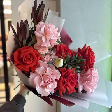 Авторский букет «Monstera» с французскими розами 