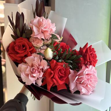 Авторский букет «Monstera» с французскими розами 