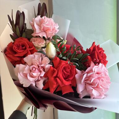 Авторский букет «Monstera» с французскими розами 