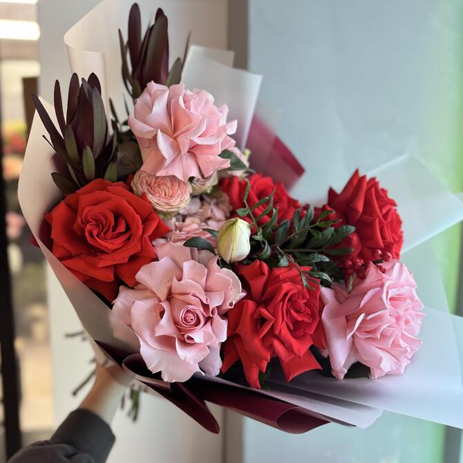 Авторский букет «Monstera» с французскими розами 